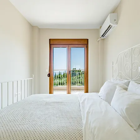 度假居 With A Panoramic Sea View And Forest 波利克罗诺